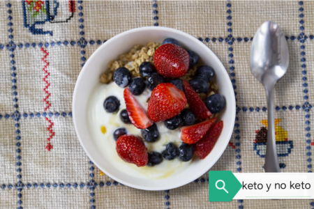 Porridge de coco keto con yogurt y fruta