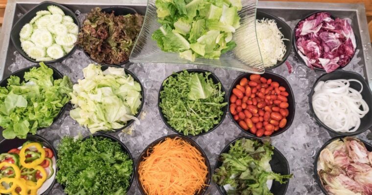 Disfruta de una refrescante ensalada cetogénica en verano